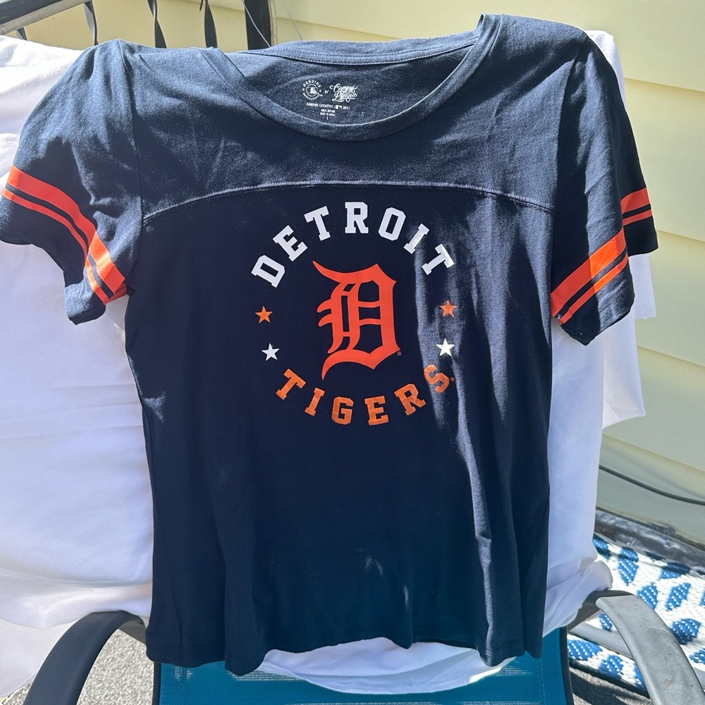 Detroit Tigers 🐯 large  tigers t-shirt